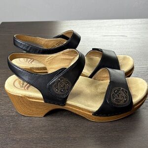 Dansko Sonnet Sandals Size 41 Leather Strap Chunky Heel Wood Pattern 10.5 11